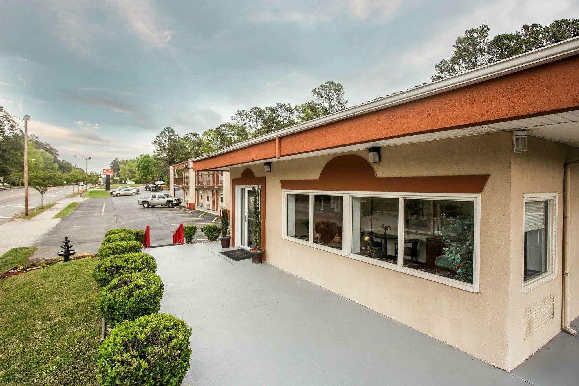 Econo Lodge Fort Jackson Columbia Exterior photo